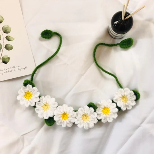 Hand-knitted Pet Necklace Cat Decoration Cute Daisy Flower Necklace Dog Accessories Suitable for Pet Photo Taking